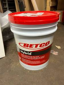 lot 4035 image: Betco 5 gallon bucket hybrid floor wax.