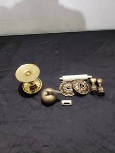 lot 8704 image: lot of brass items