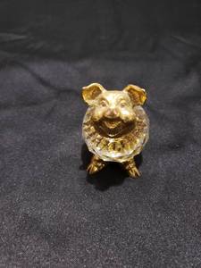lot 8710 image: crystalbrass pig