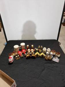 lot 8718 image: lot of sp shakers