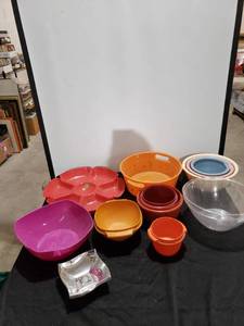 lot 8743 image: lot of plastic bowls