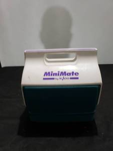 lot 8745 image: Igloo mini mate lunchbox