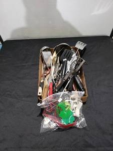 lot 8749 image: l9t of kitchen utensils