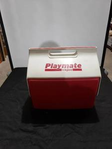lot 8764 image: red Igloo play mate cooler
