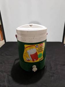 lot 8765 image: Igloo 2-gallon cooler