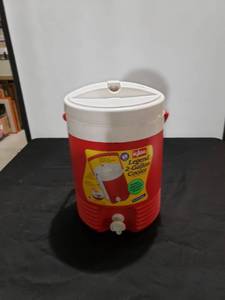 lot 8767 image: Igloo 2-gallon cooler red