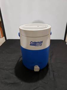 lot 8769 image: coleman poly lite 2 cooler