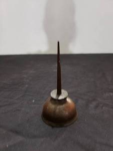 lot 8772 image: old oil can