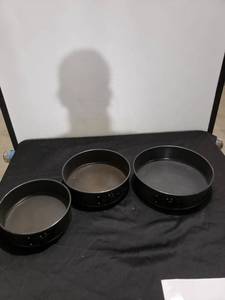 lot 8841 image: set 3 Wilton cake pans