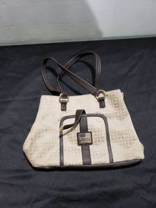 lot 8846 image: Tommy Hilfiger purse