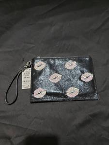 lot 8849 image: NWT black wlips clutch