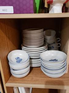 lot 8851 image: lot of bluewhite Pfaltzgraff dishes