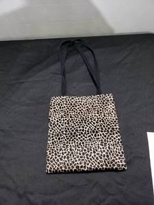 lot 8865 image: leopard purse