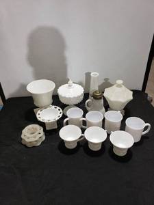 lot 8885 image: lot of milkwhite glass