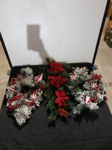 lot 8920 image: set 3 Christmas wreath swags