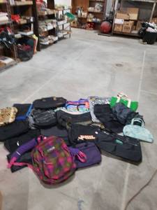 lot 8922 image: lit of bagsbackpacks