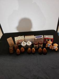 lot 8964 image: lot of SP shakers