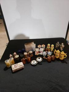lot 8965 image: lot of SP shakers