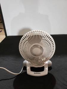 lot 8967 image: small desk fan works