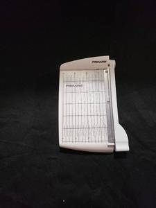 lot 8972 image: Fiskars paper cutter