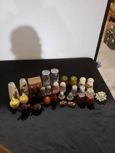lot 8976 image: lot of SP shakers