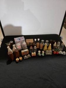 lot 8977 image: lot of SP shakers