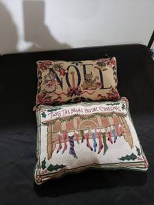 lot 8978 image: pair Christmas pillows
