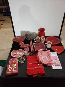 lot 8991 image: lot of Valentines decor