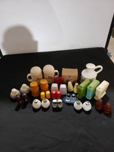 lot 8997 image: lot of SP shakers