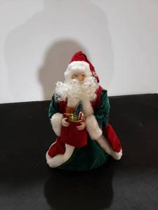 lot 8999 image: Santa tree topper