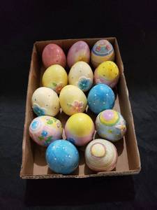 lot 9005 image: lot of ceramic easter eggs