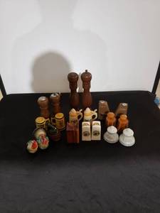lot 9008 image: lot of SP shakers