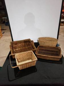 lot 9009 image: lot of baskets