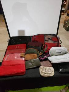 lot 9204 image: lot of pursesbagswallets