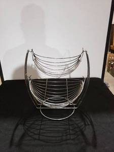 lot 9206 image: metal fruitvegetable basket