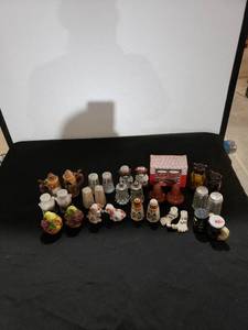 lot 9214 image: lot of SP shakers