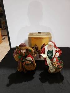 lot 9257 image: pair Santa figurines wbox