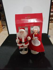 lot 9260 image: musical illuminated Mr. and mrs claus need batteries