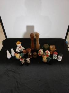 lot 9284 image: lot of SP shakers