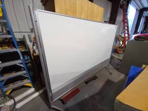 lot 29784 image: WHITEBOARD ON WHEELS