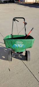 lot 10538 image: Scotts Turf Builder Edge Gaurd Broadcast Spreader DLX