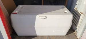 lot 10539 image: White Rubbermaid Cooler W Handles and Cuoholders