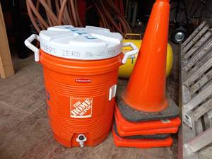 lot 13958 image: Home Depot Rubbermaid 5 gallon water jug with small cones