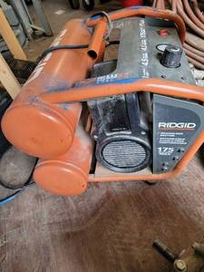 lot 13973 image: Rigid 4.5 Gallon Twinstack Air Compressor OF45175