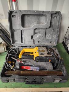 lot 13981 image: Dewalt DWD460 12 VSR Stud and Joist Drill