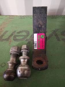 lot 13985 image: Trailer Hitch 5,000 lb with 2 Balls