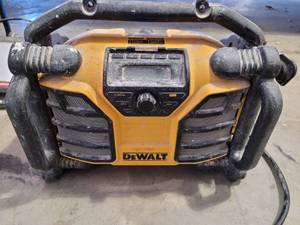 lot 29940 image: DEWALT DCR015 Worksite Portable Radio