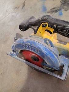 lot 29967 image: DEWALT 20V 6-12 in. Cordless Circular Saw