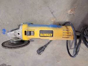 lot 29968 image: DEWALT 7 amps Corded 4-12 in. Small Angle Grinder