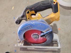 lot 29970 image: Dewalt DCS393 bare tool 20V MAX 6 12 circular saw in bulk packaging and worklights